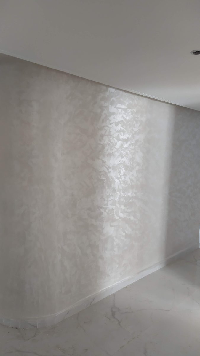 Mur en enduit décoratif beige nacré à effet stuc