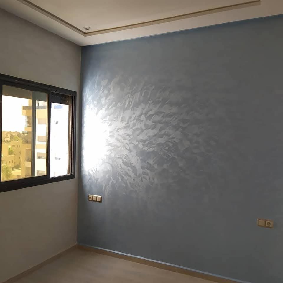 Mur en enduit décoratif bleu gris nacré