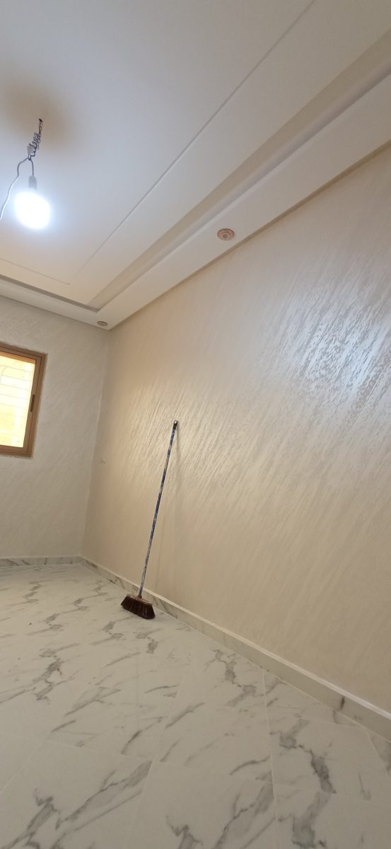 Mur en enduit décoratif beige nacré en chambre