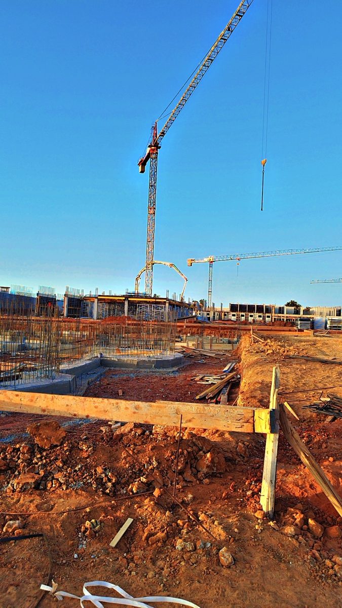 Fondations ferraillées et grue sur un chantier