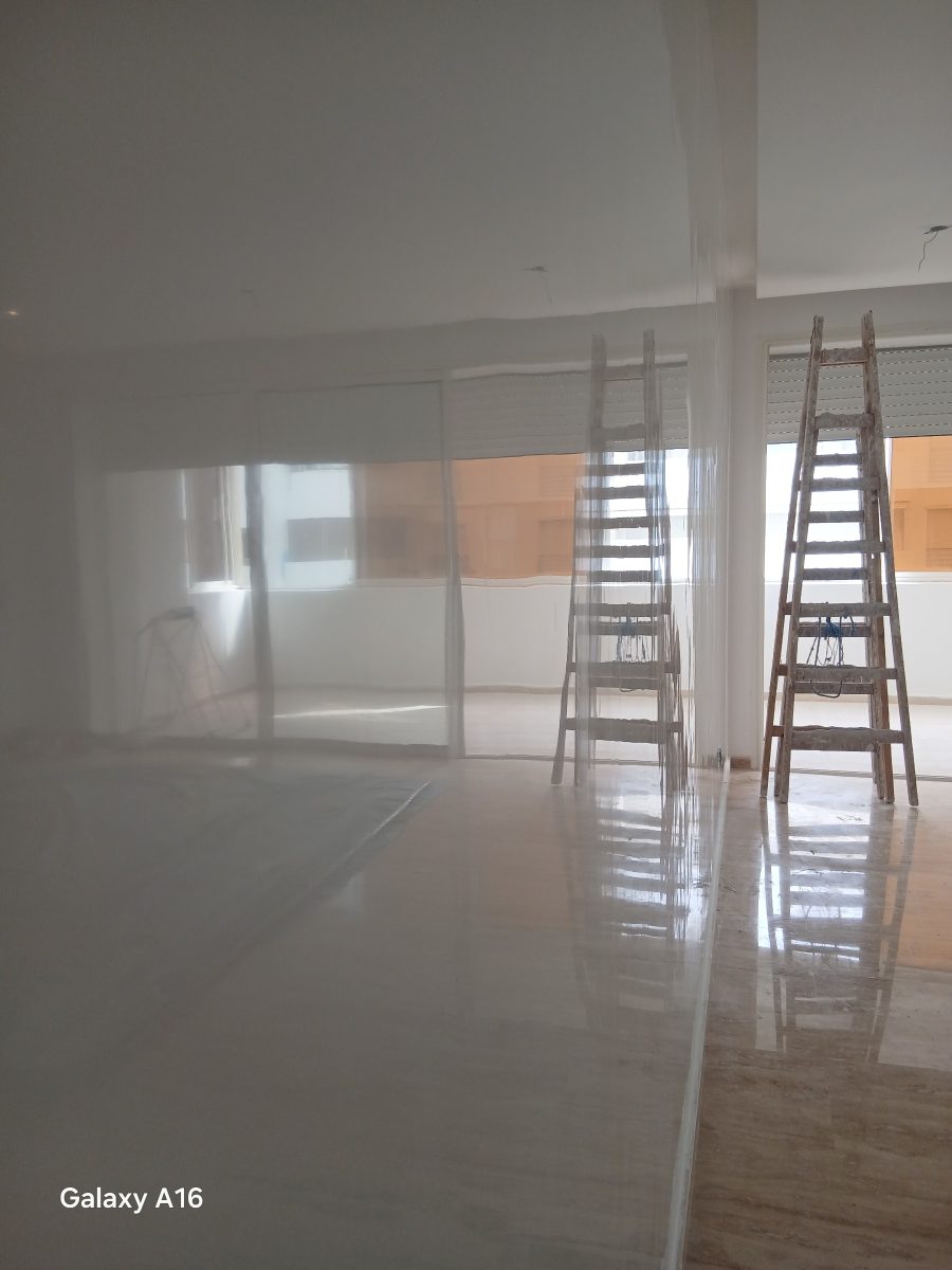 Grande pièce peinte en blanc en travaux