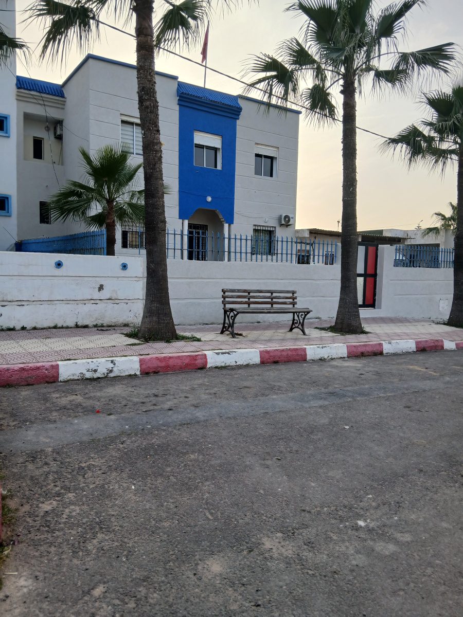 Façade de bâtiment public peinte en blanc et bleu