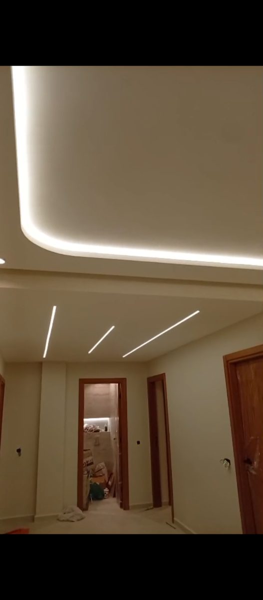 Faux plafond à gorge et rubans LED linéaires