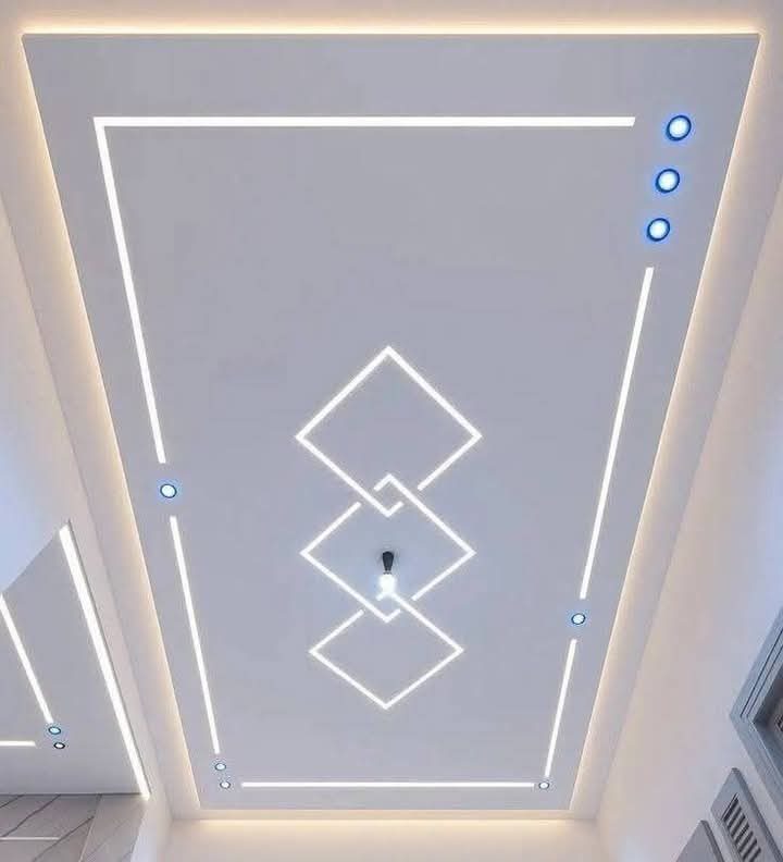 Faux plafond design à lignes LED en losanges