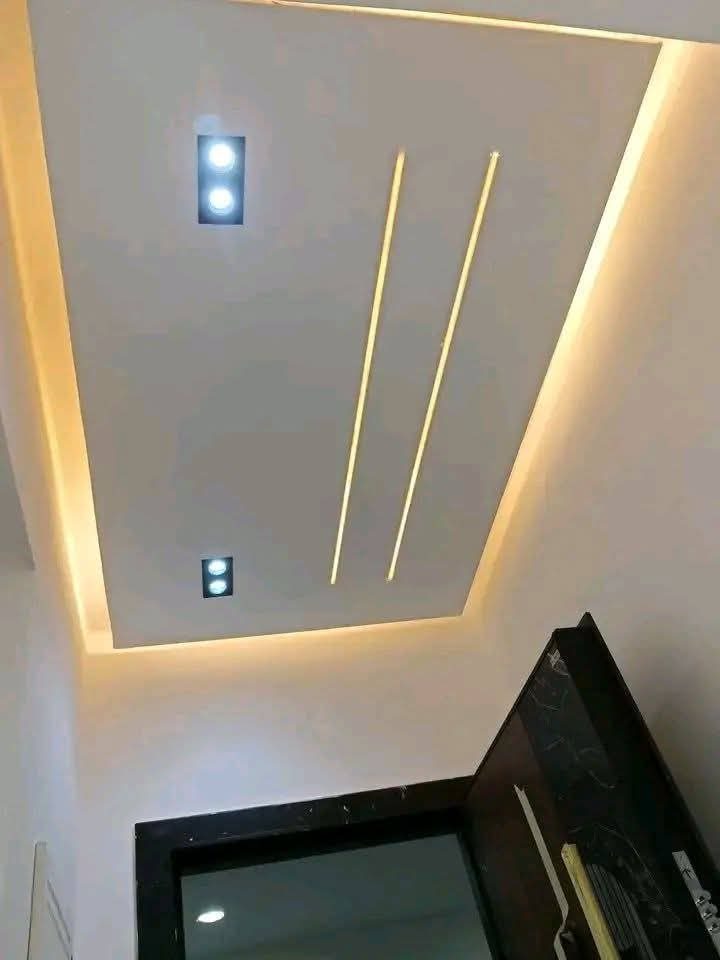 Faux plafond en plâtre à gorge et rainures LED