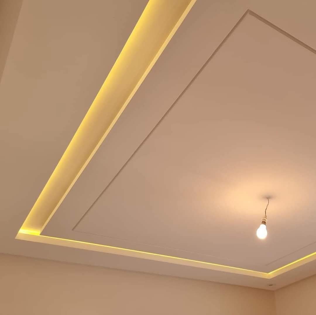 Faux plafond en plâtre à gorge lumineuse dorée
