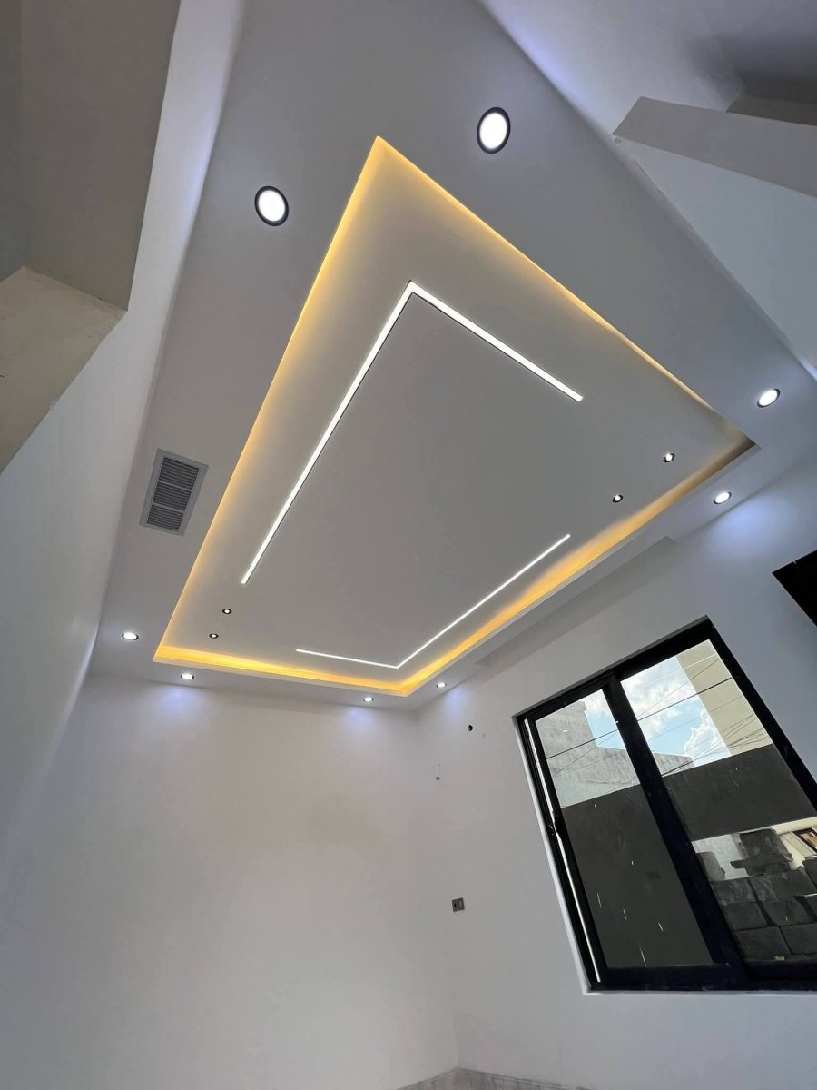 Faux plafond en plâtre à décrochement rétroéclairé