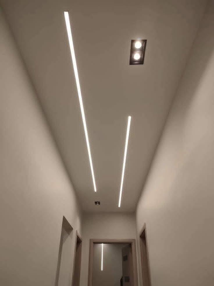 Faux plafond de couloir à lignes lumineuses LED