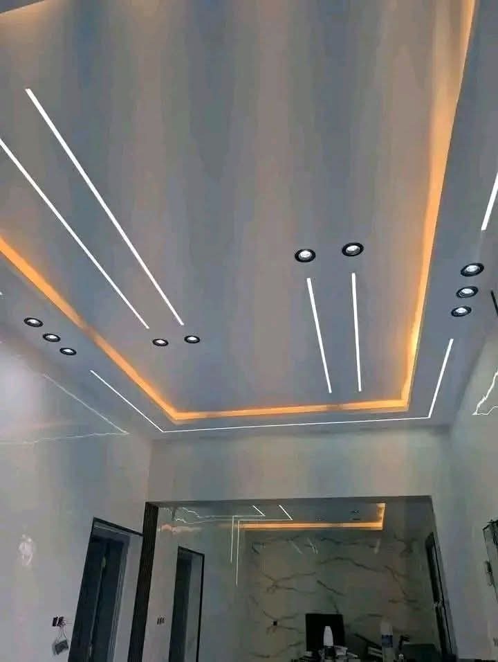Faux plafond de salon à lignes lumineuses LED