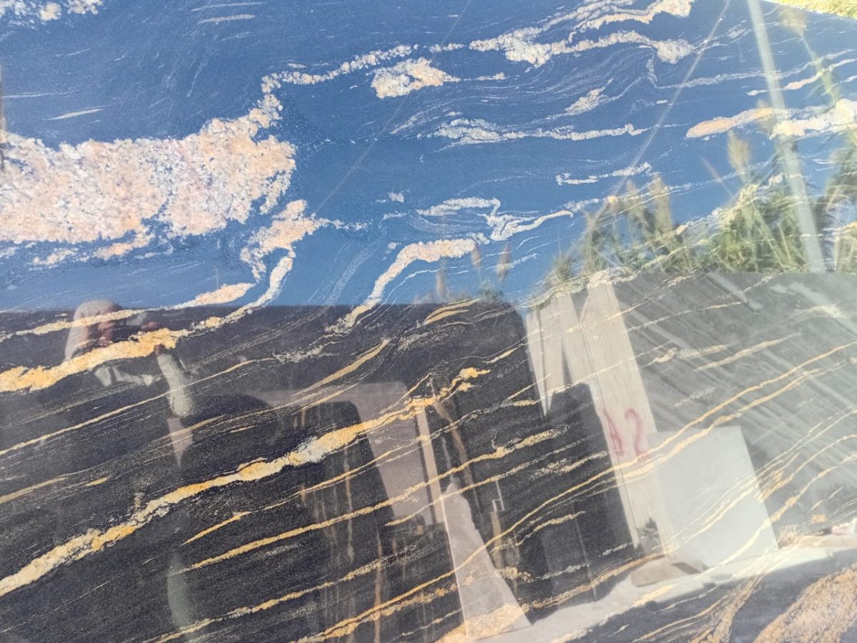 Tranches de granit bleu et noir veiné d'or