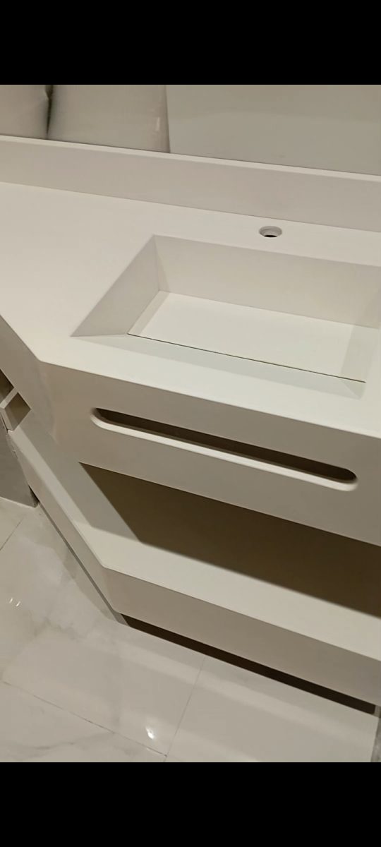 Plan-vasque design en pierre blanche