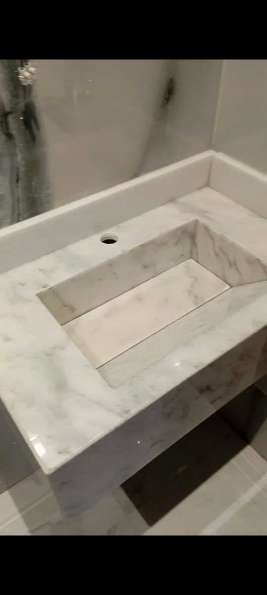 Vasque massive en marbre blanc veiné