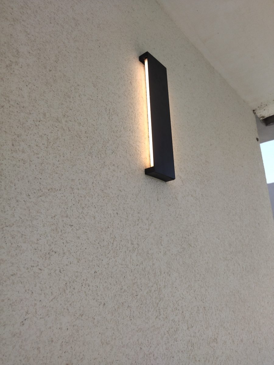 Applique murale extérieure linéaire à lumière chaude