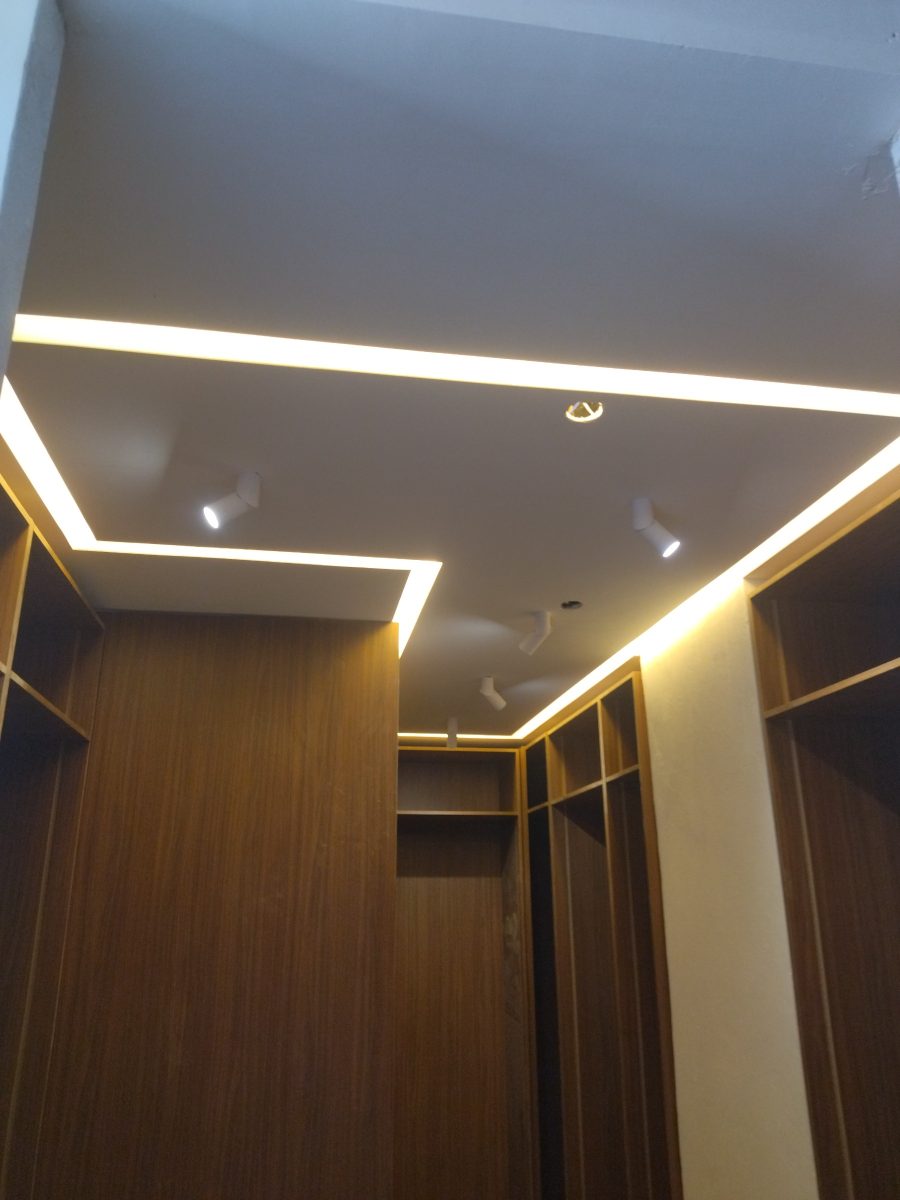 Dressing en bois à faux plafond à rubans lumineux