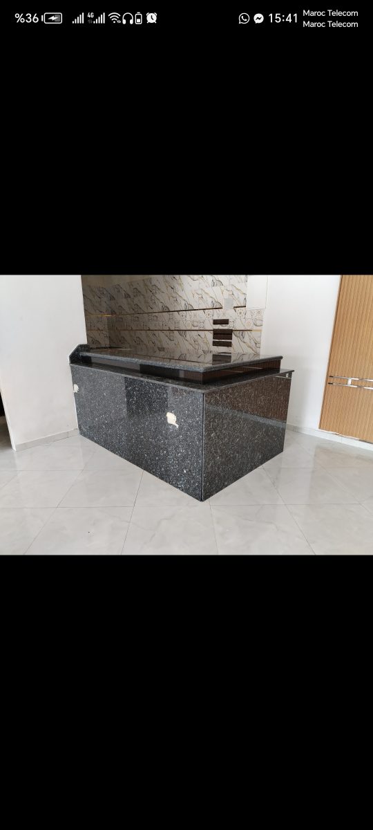 Console en granit noir moucheté à plateau poli