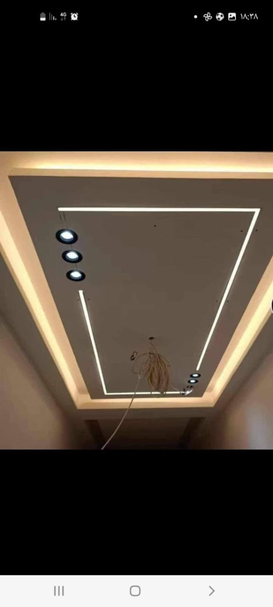 Faux plafond à retombée et cadre lumineux
