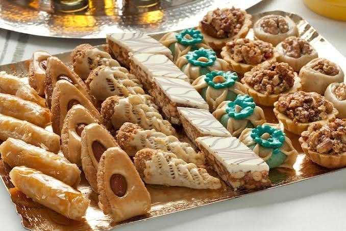 Plateau doré de petits fours marocains variés