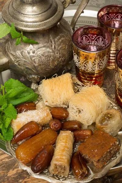 Plateau de dattes et baklava avec théière et verres
