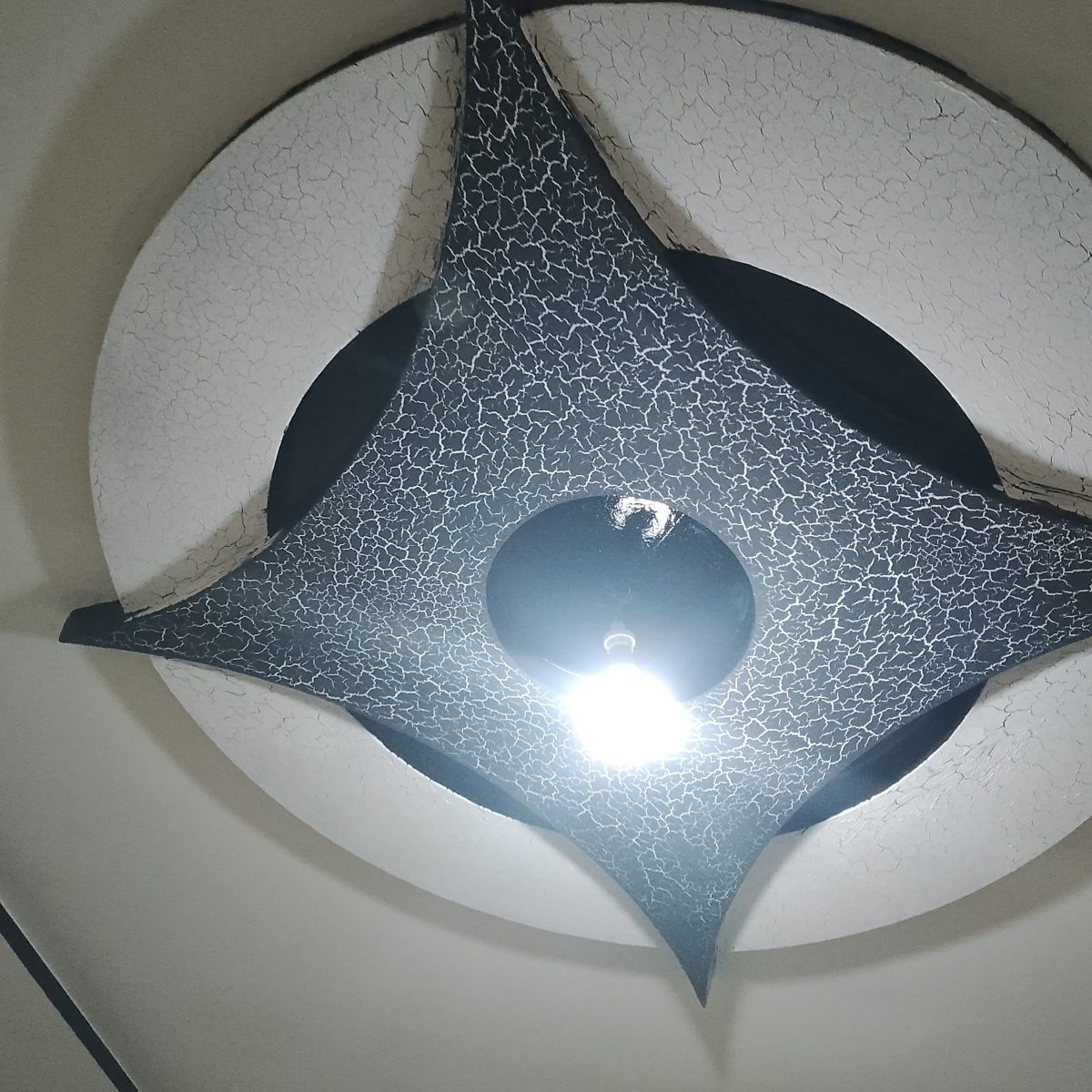 Plafond à motif en étoile à effet craquelé argenté