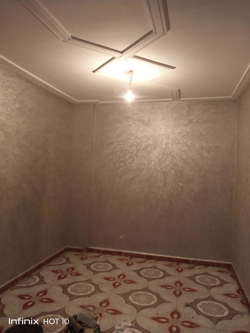 Pièce à plafond hexagonal et sol en carreaux à motifs