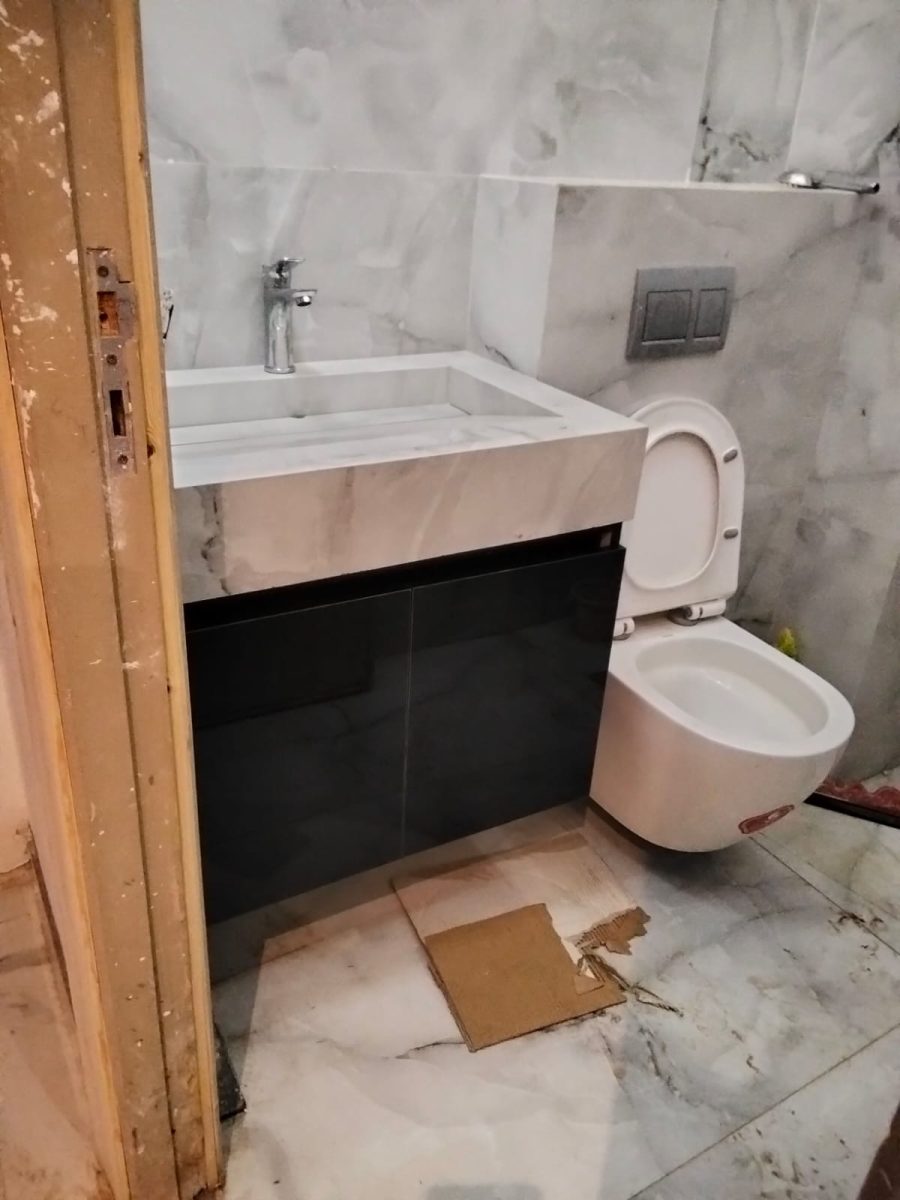 Salle de bain effet marbre à plan vasque maçonné