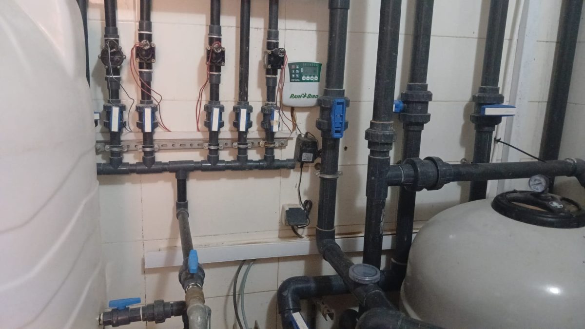 Local technique de piscine à collecteur de vannes et programmateur