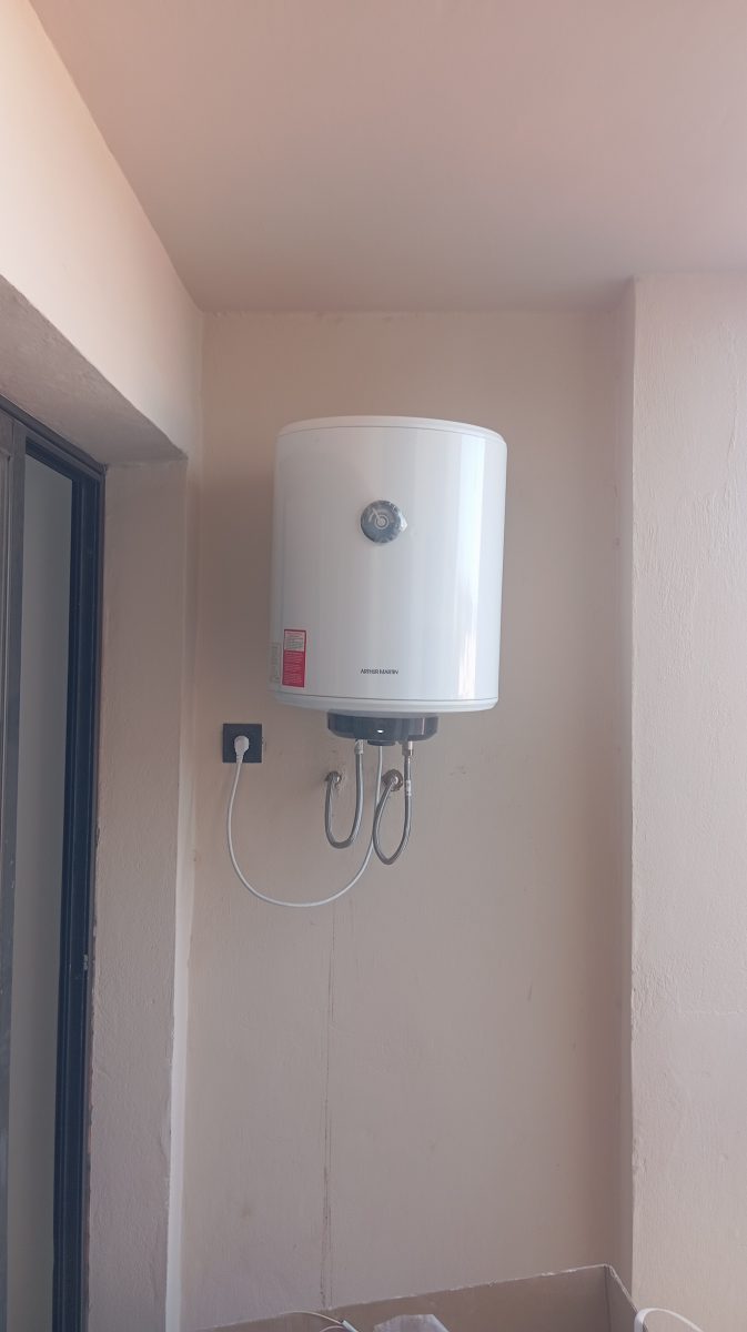 Chauffe-eau électrique blanc fixé en angle de mur