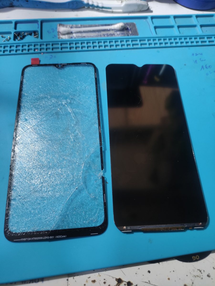 Vitre fissurée et bloc écran neuf de smartphone