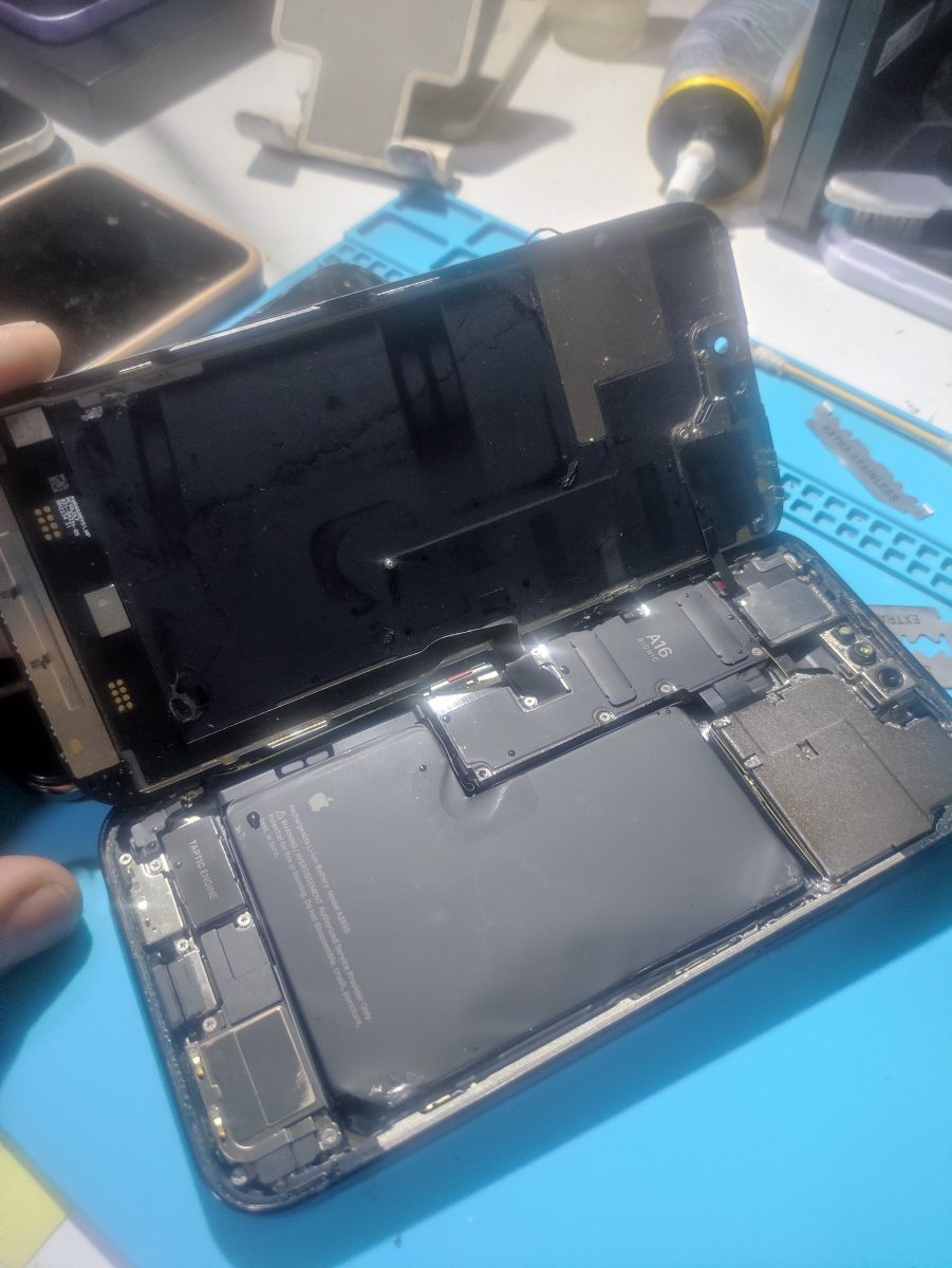 Smartphone ouvert révélant carte mère et batterie