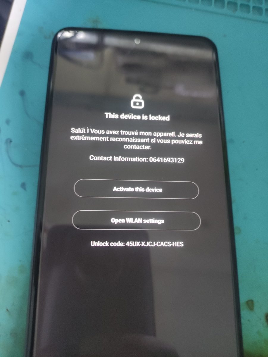 Écran de smartphone verrouillé en atelier de réparation