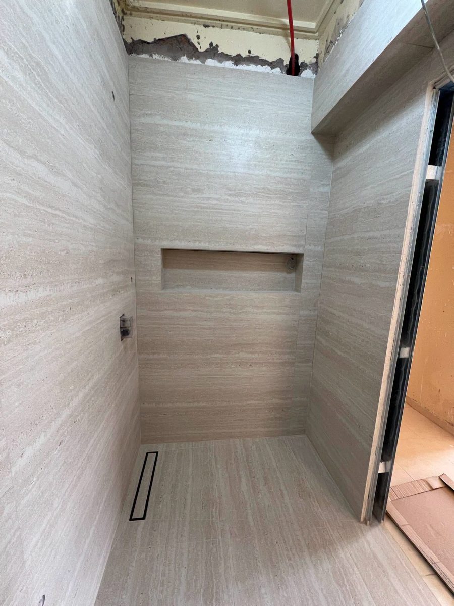 Douche effet travertin beige à niche et caniveau