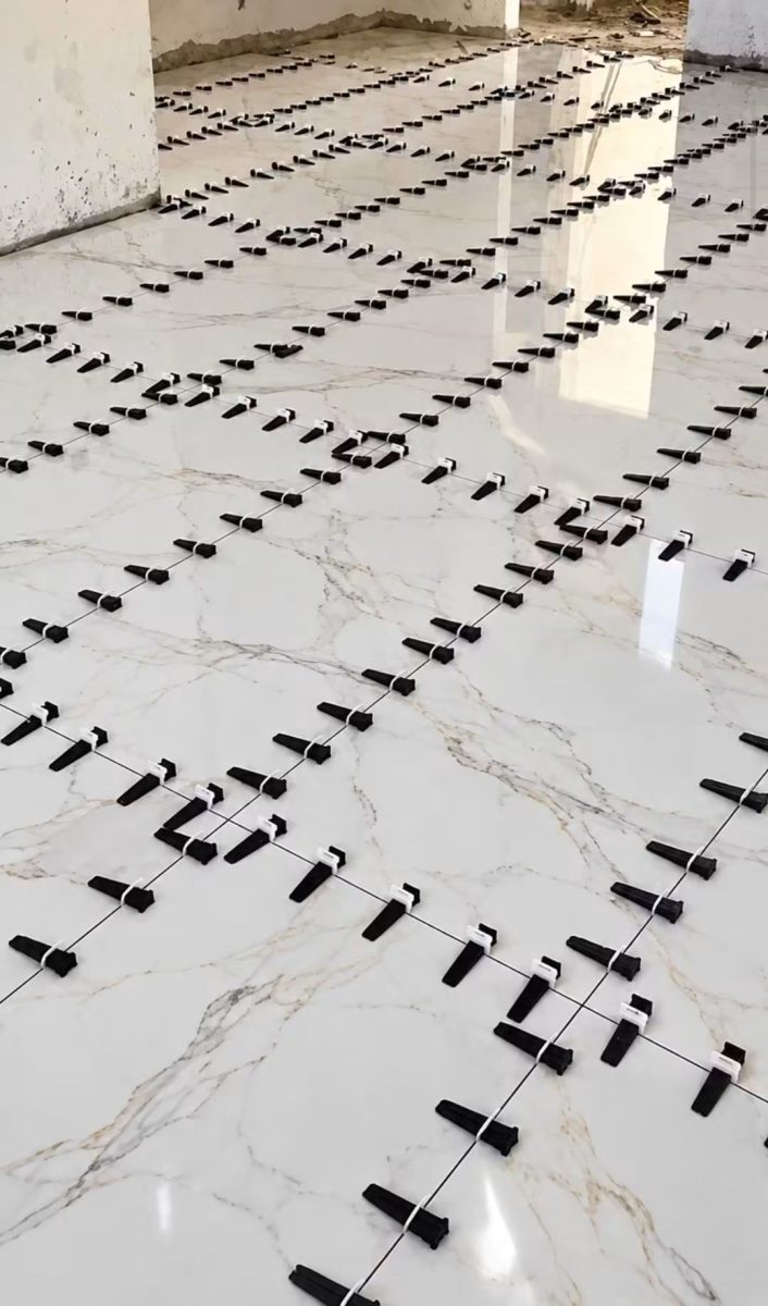 Pose de carrelage grand format effet marbre