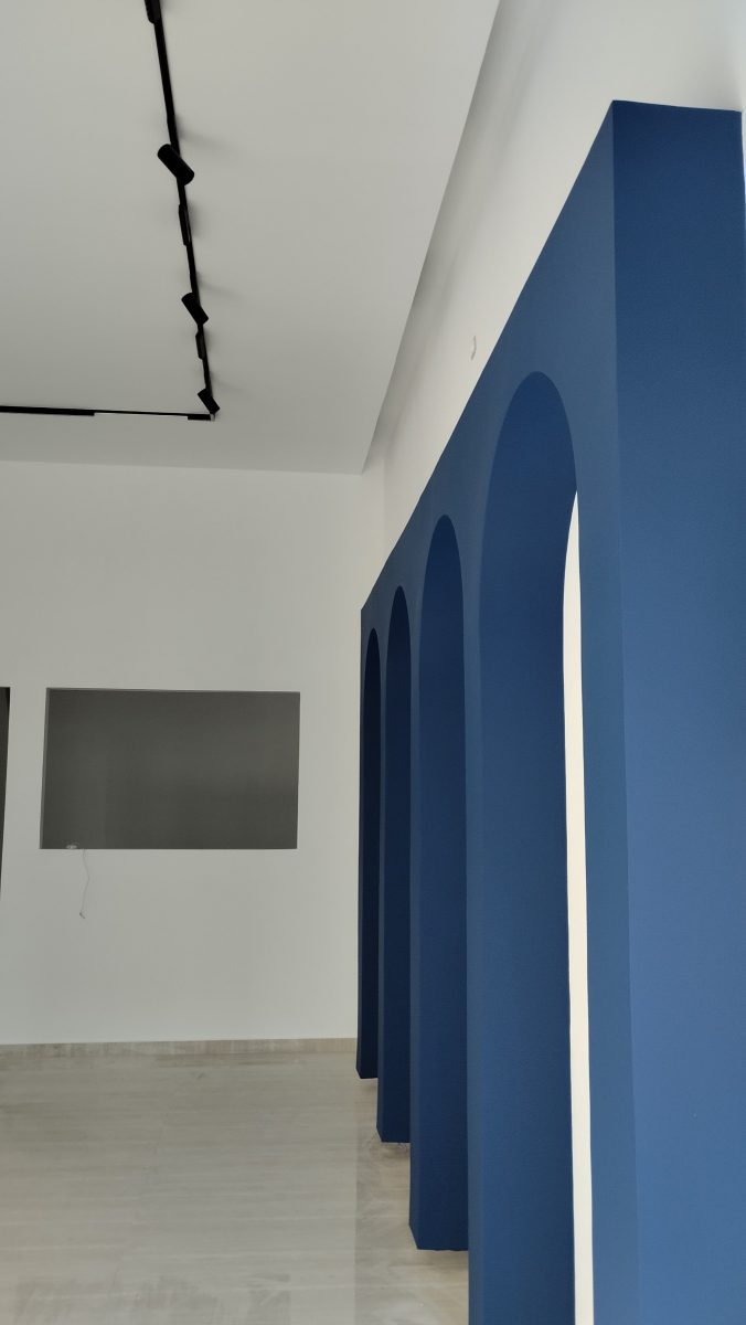 Intérieur à arches peintes en bleu profond