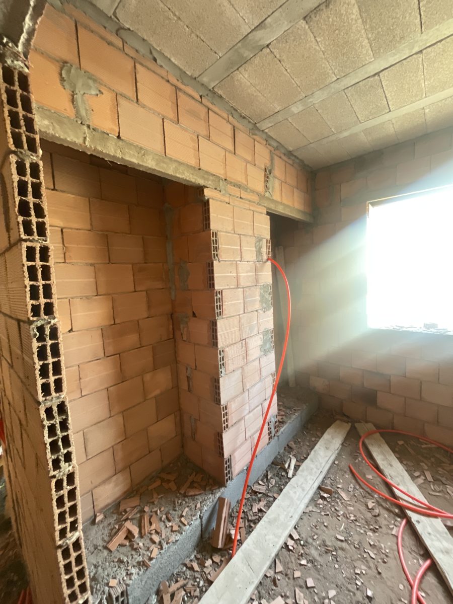 Couloir en travaux à gaines électriques au sol