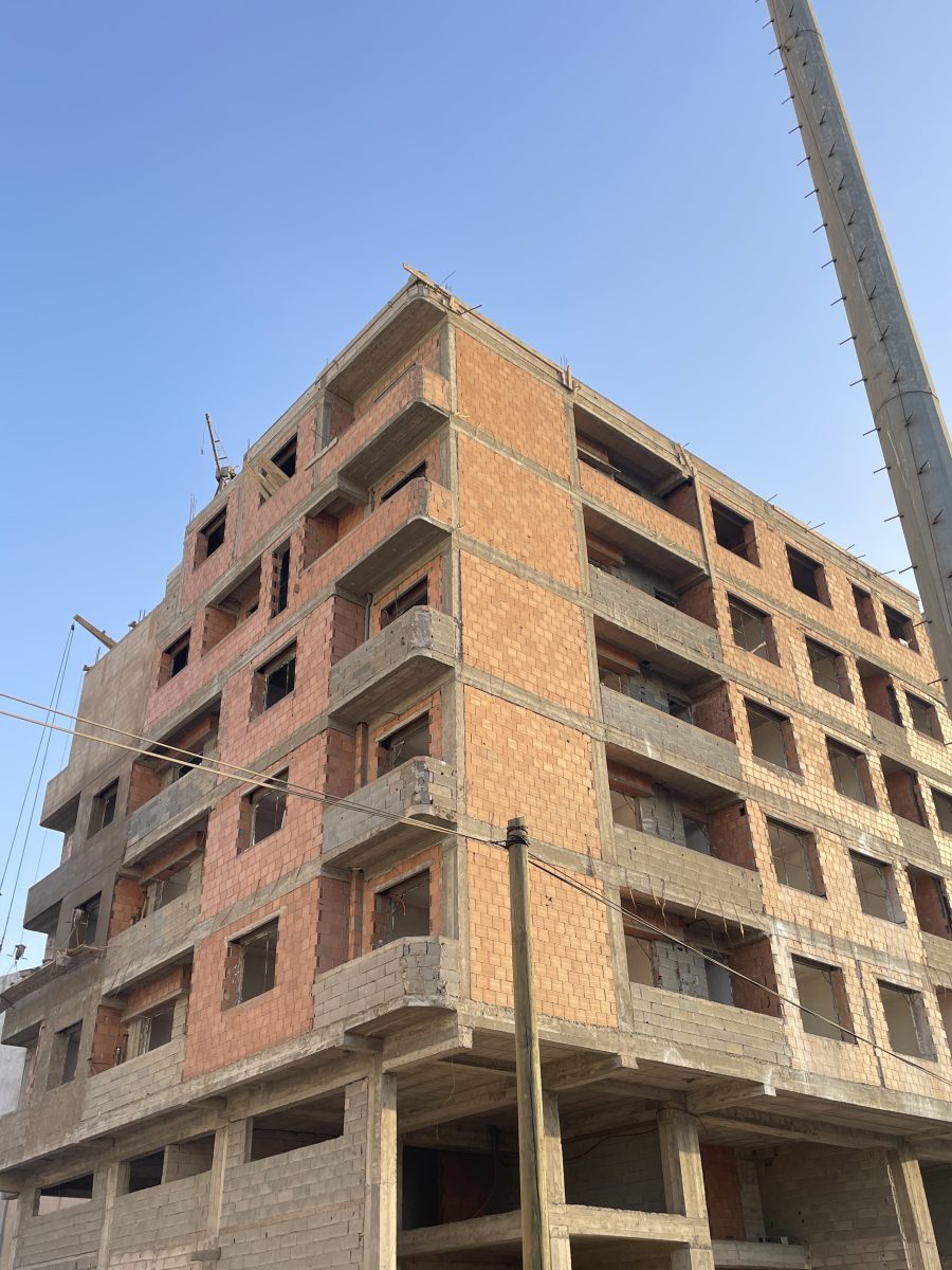 Niche en briques rouges sur un chantier