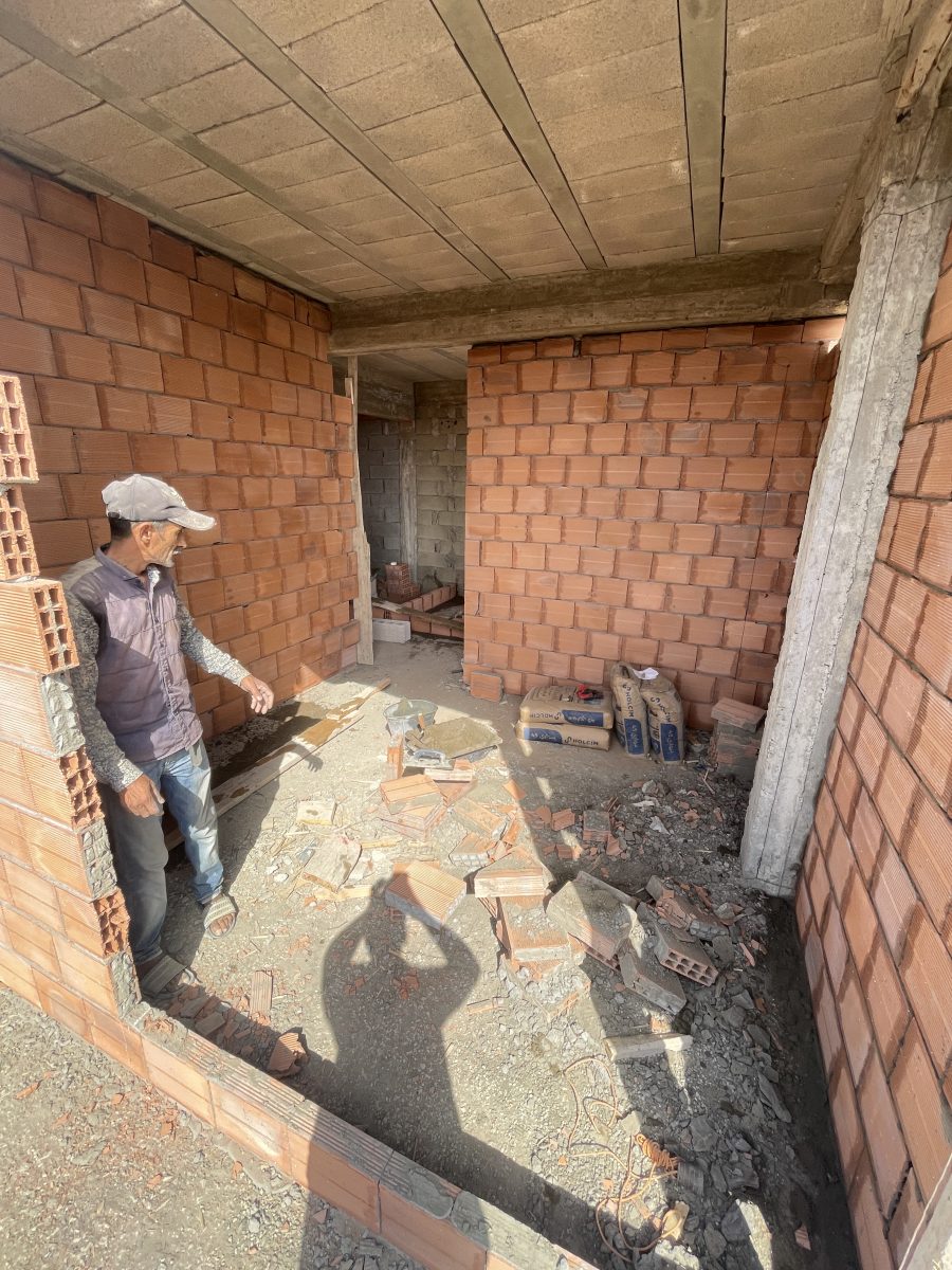 Cloisons en briques rouges sur un chantier