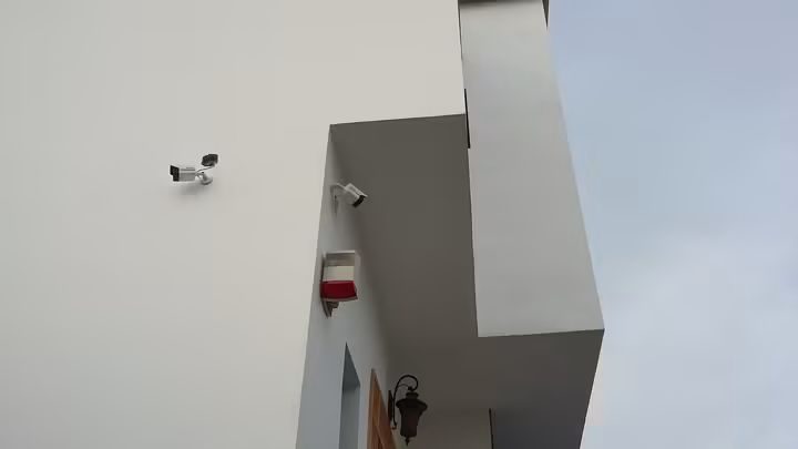 Angle de bâtiment à caméras de surveillance et sirène