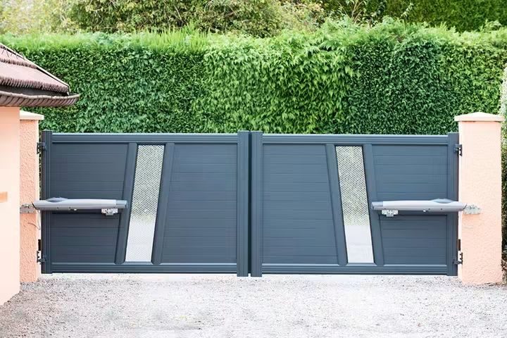 Portail anthracite en aluminium à double vantail motorisé