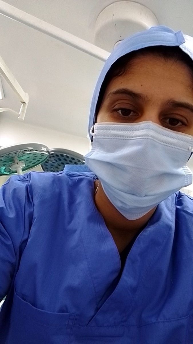 Professionnel de santé en tenue de bloc en salle