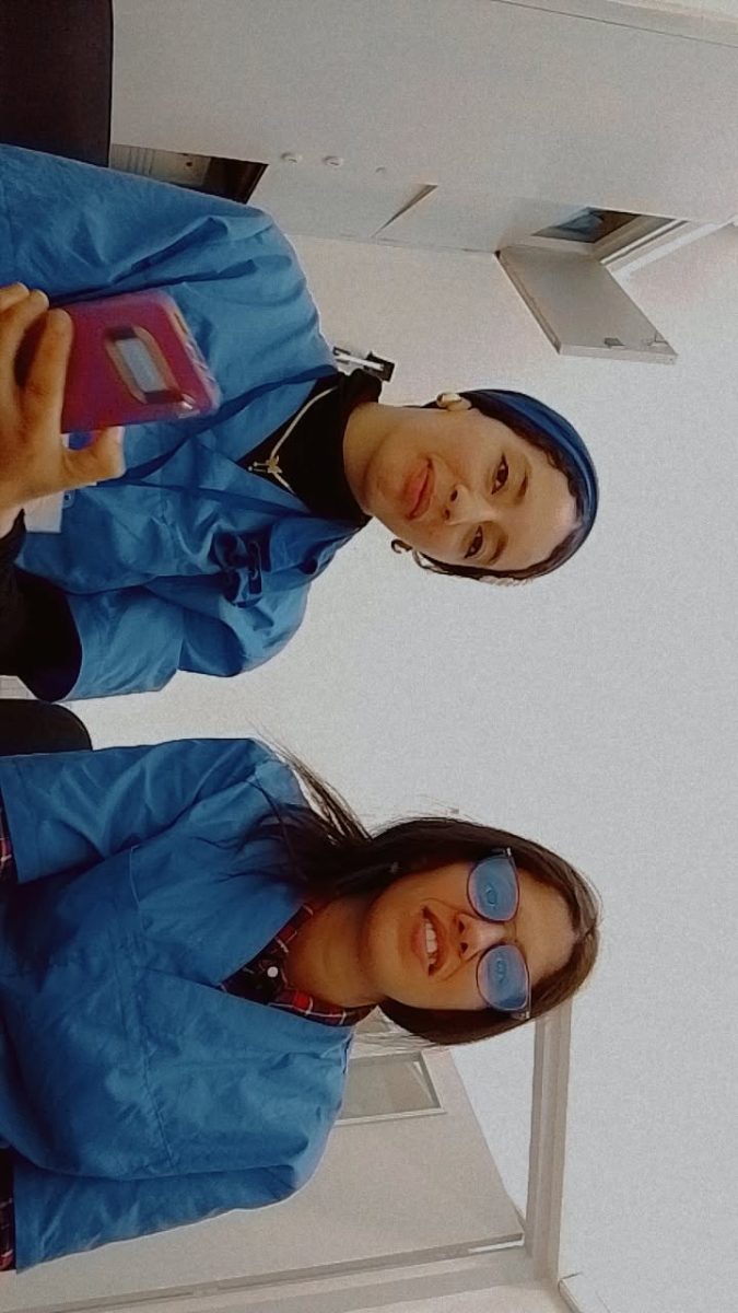 Deux professionnels de santé en tenue de bloc
