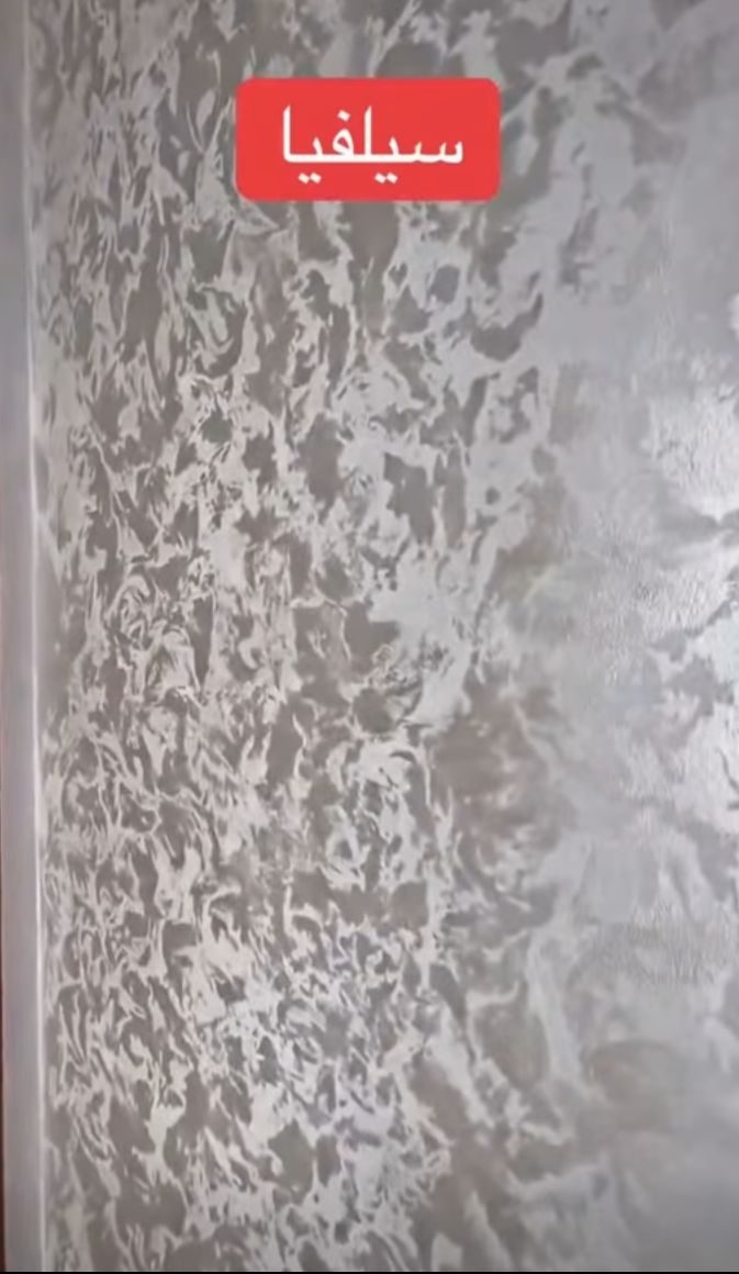 Mur en enduit décoratif métallisé gris marbré