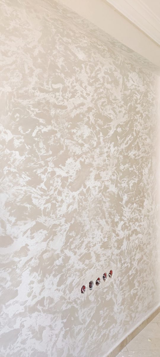 Mur en enduit décoratif marbré beige et argent