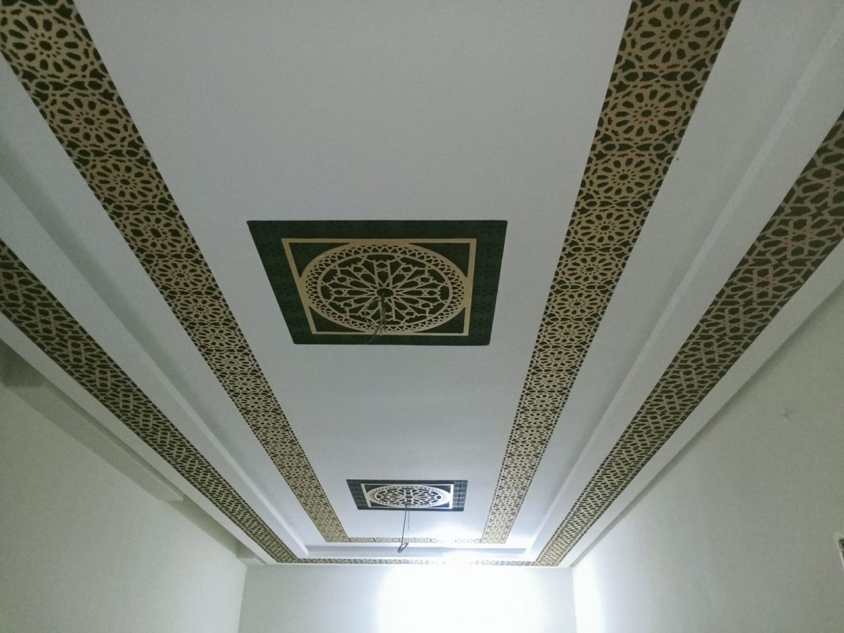 Plafond à bandes ajourées dorées et rosace centrale