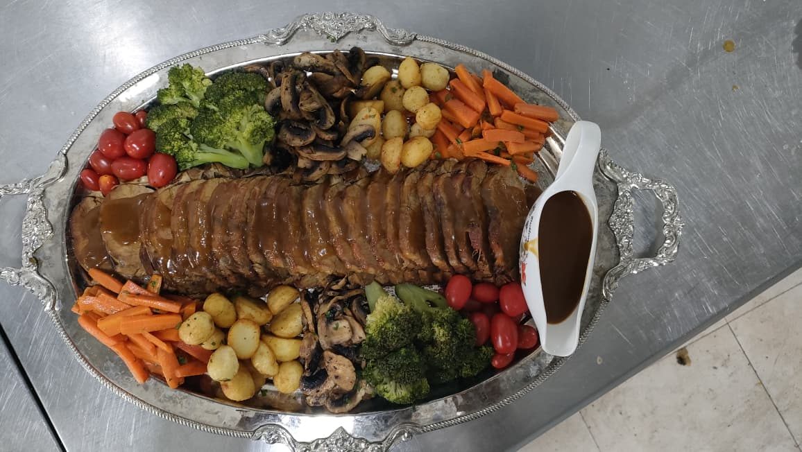 Plat de rôti tranché aux légumes et saucière