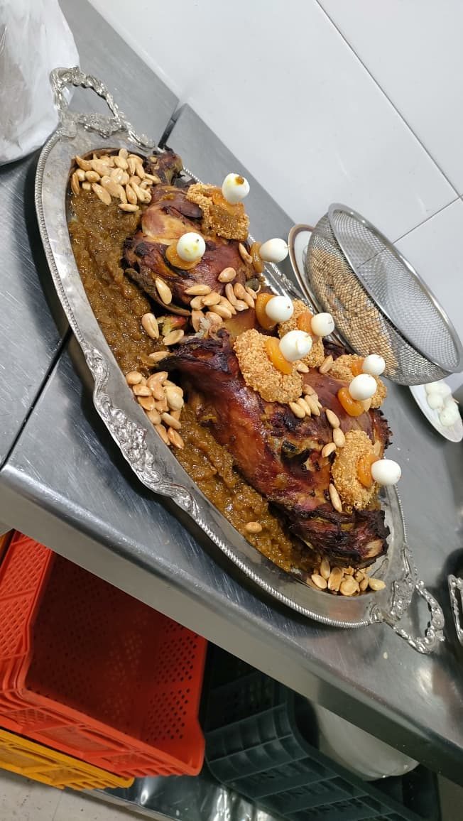Plat d'agneau rôti sur vermicelles aux amandes
