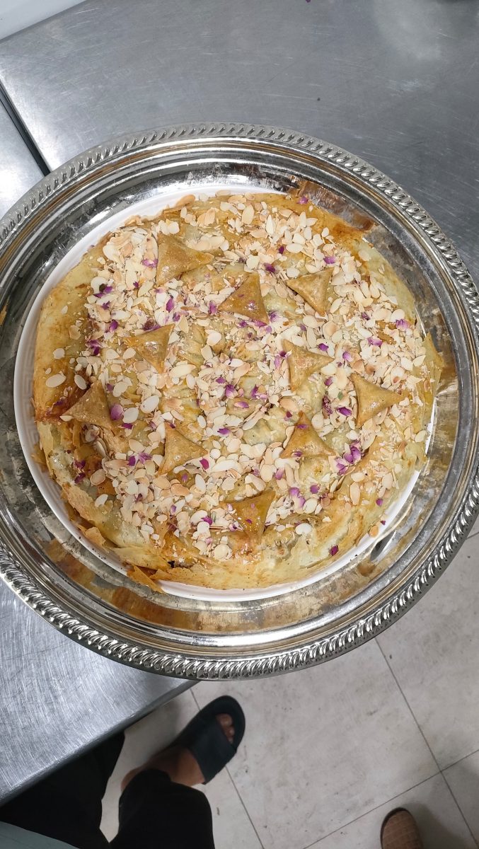 Pastilla ronde aux amandes effilées et pétales de rose