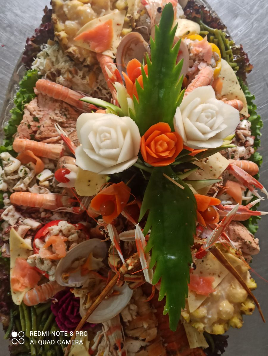 Plateau de fruits de mer aux langoustines et roses sculptées