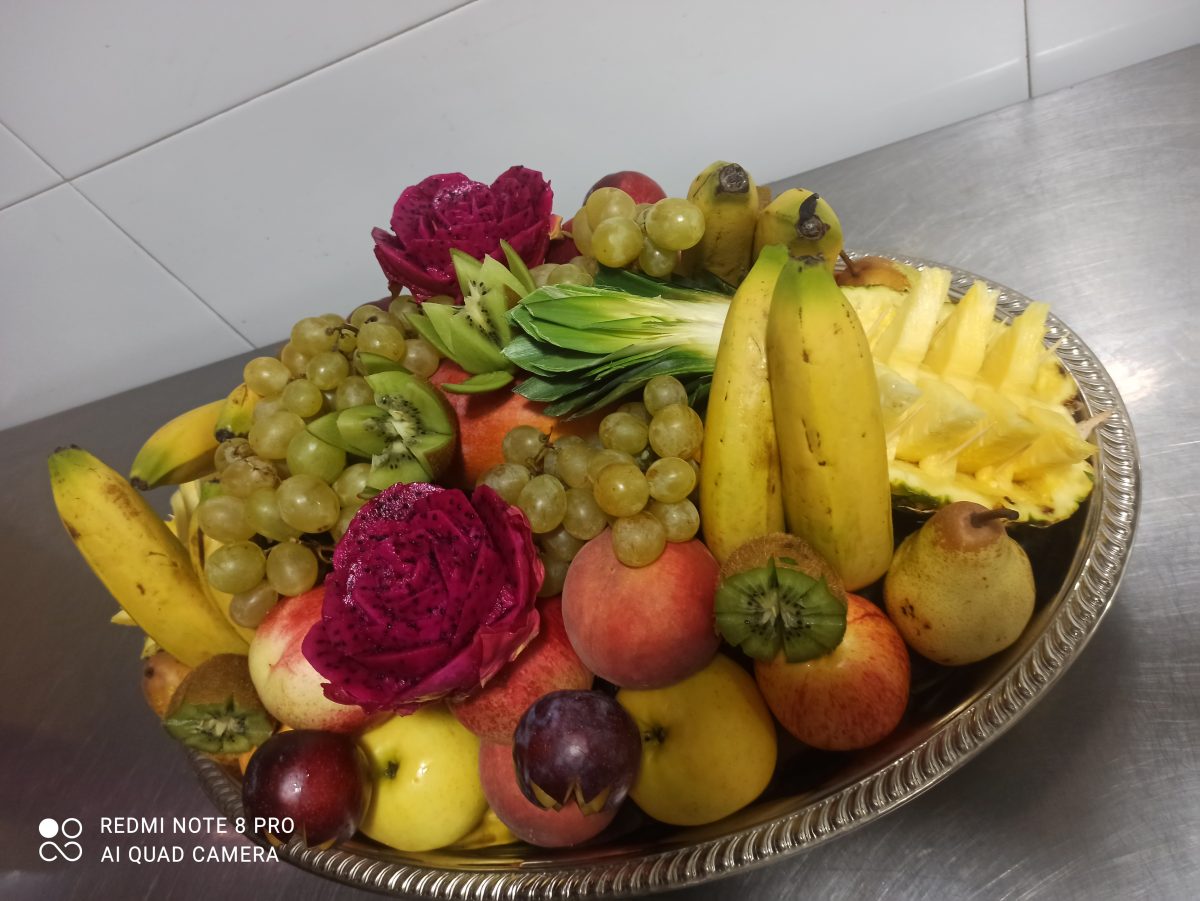 Plateau de fruits frais à roses de fruit du dragon