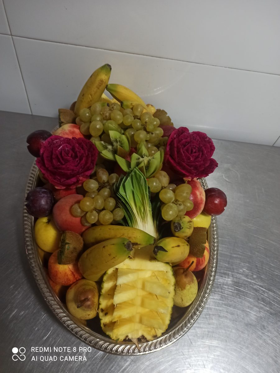 Plateau de fruits variés à roses de fruit du dragon