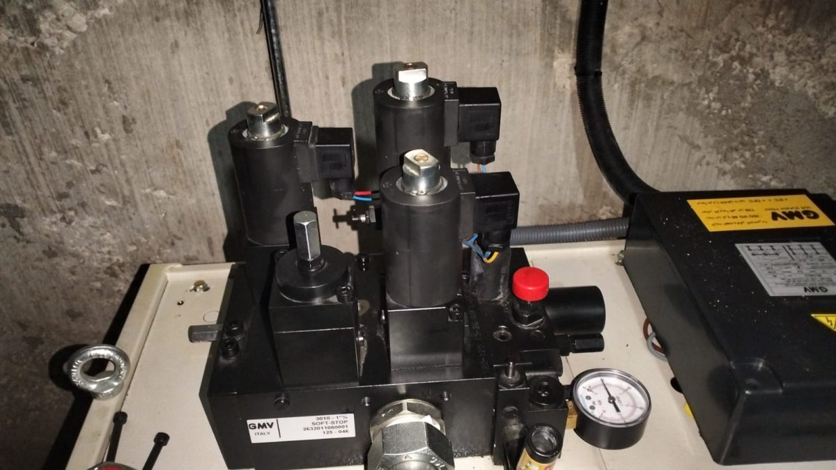 Bloc hydraulique d'ascenseur à électrovannes et manomètre